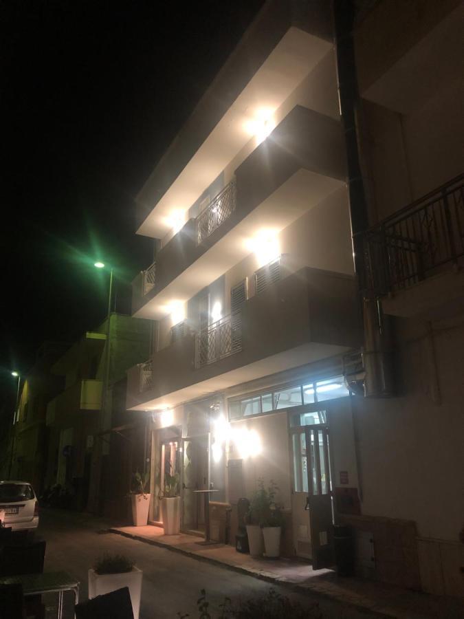 Albergo Piazza Risorgimento ポルト・チェザーレオ エクステリア 写真